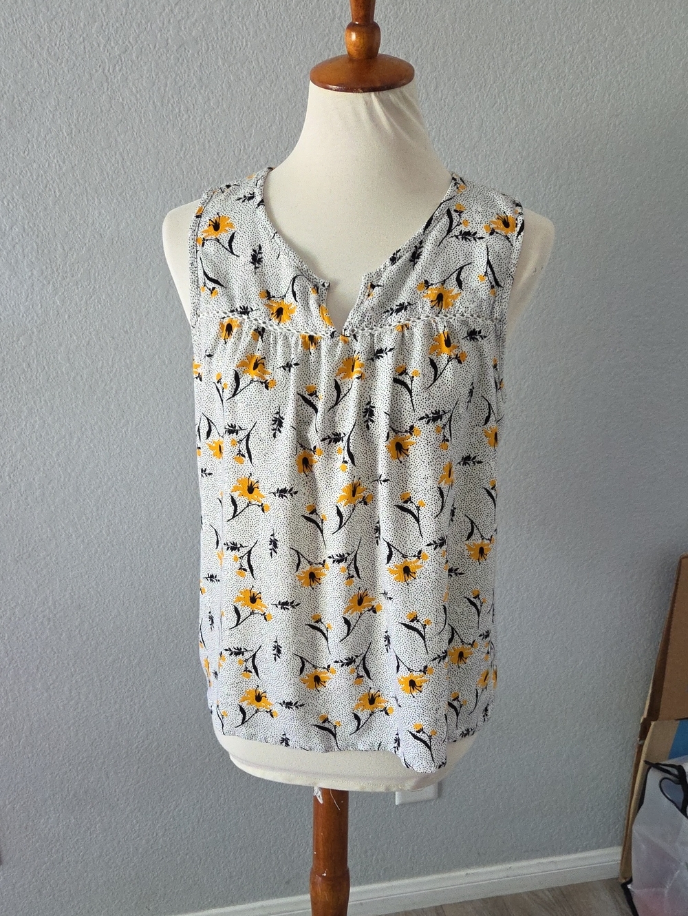 Mason & Belle Yellow Floral V-Neck Sleeveless Camisole Large